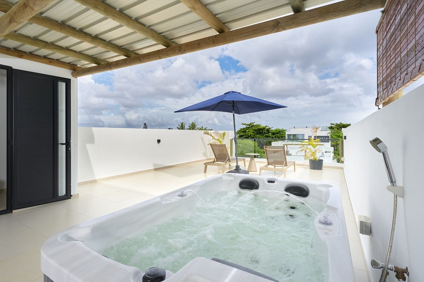 Three-Bedroom Duplex Apartment with Sea View Rooftop & Jacuzzi – Trou Aux Biches